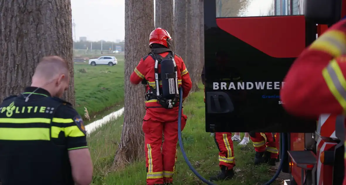 Autobanden in berm in brand gestoken - Foto 4
