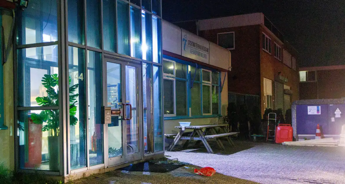 Explosie zorgt voor aanzienlijke schade - Foto 3