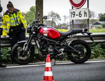 Aanrijding tussen motor en auto leidt tot hulpverlening