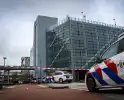 Persoon in nood op hoogte bij ziekenhuis