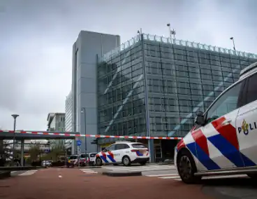 Persoon in nood op hoogte bij ziekenhuis