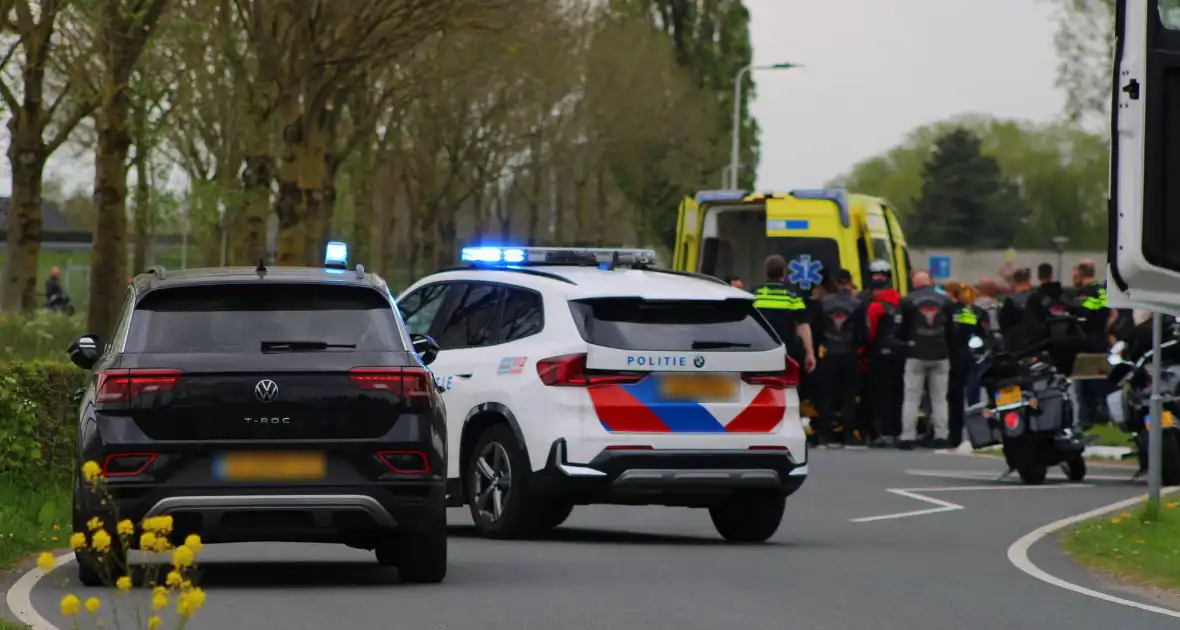 Motorrijder met spoed naar ziekenhuis na valpartij - Foto 1