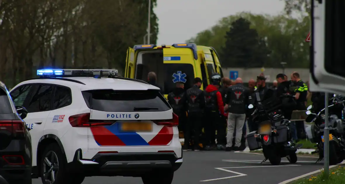 Motorrijder met spoed naar ziekenhuis na valpartij - Foto 2