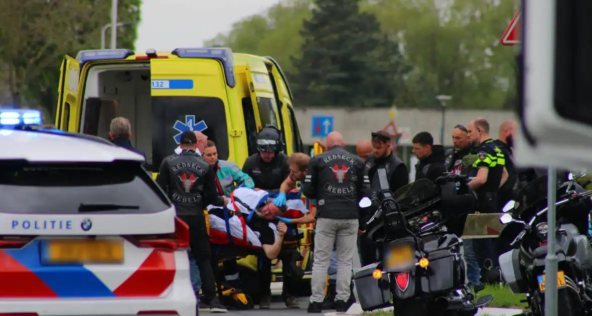 Motorrijder met spoed naar ziekenhuis na valpartij - Foto 3