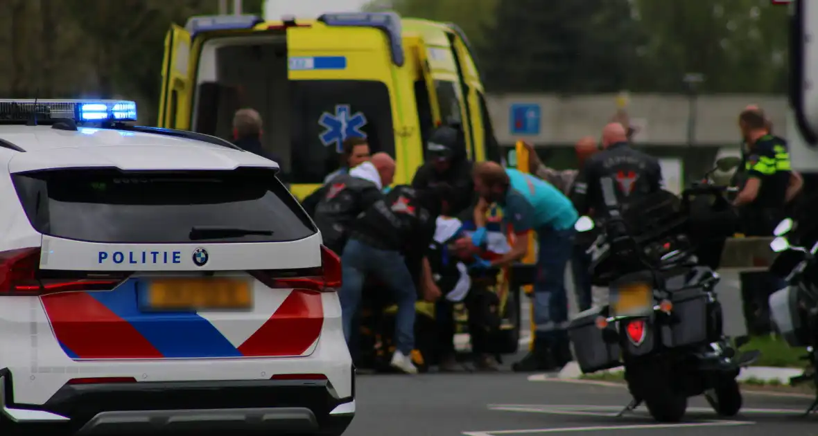 Motorrijder met spoed naar ziekenhuis na valpartij - Foto 4