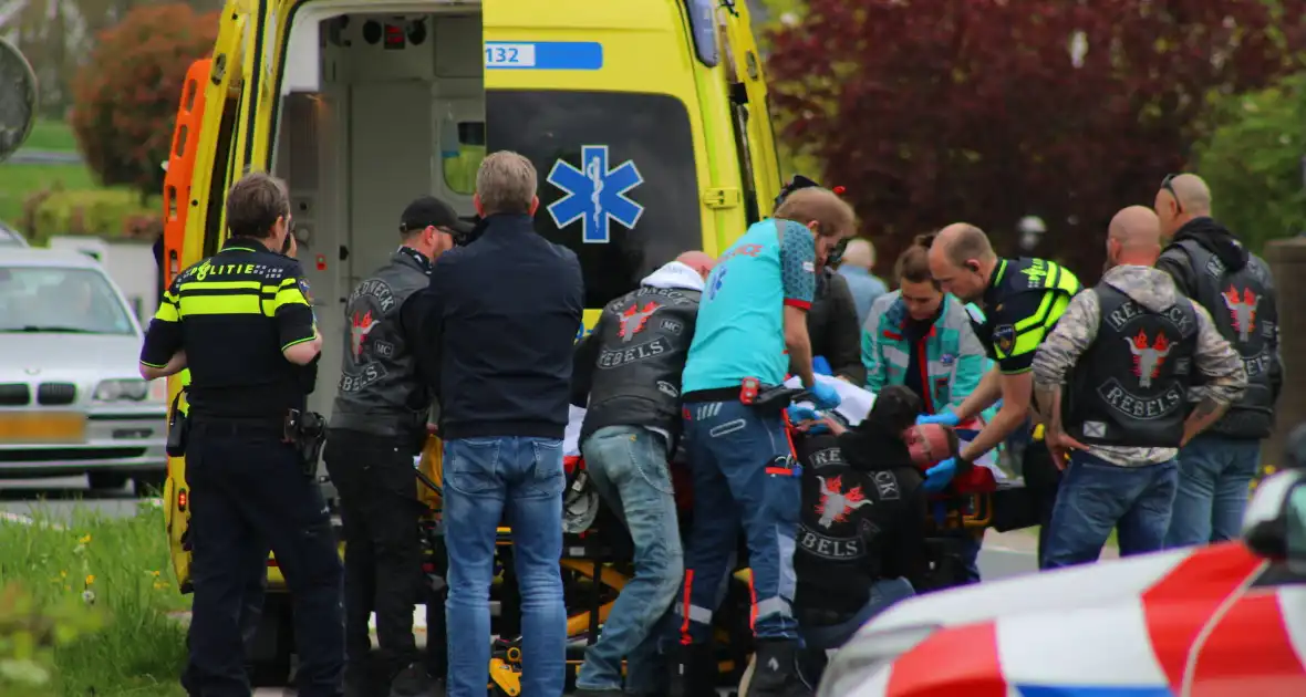 Motorrijder met spoed naar ziekenhuis na valpartij - Foto 6