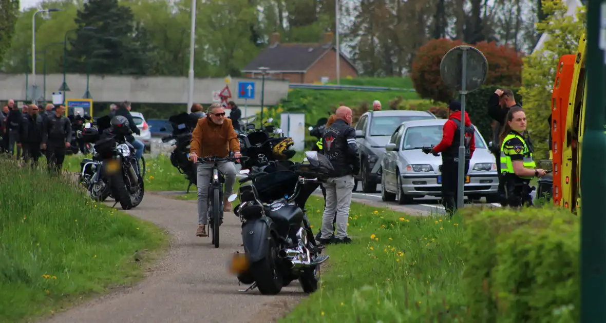 Motorrijder met spoed naar ziekenhuis na valpartij - Foto 8