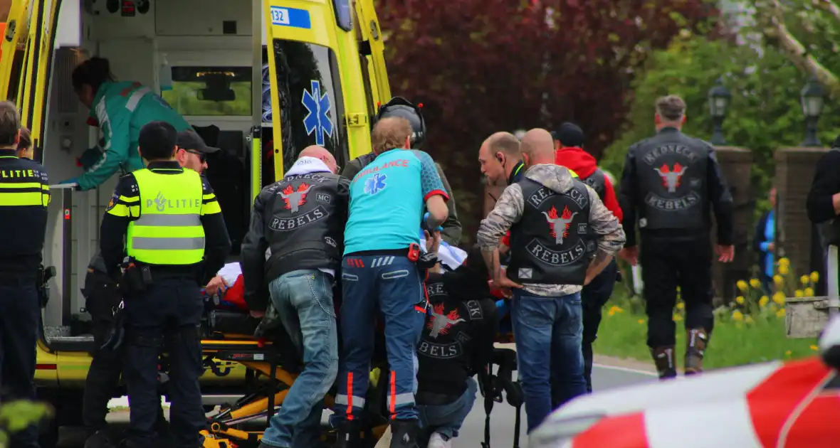 Motorrijder met spoed naar ziekenhuis na valpartij - Foto 9