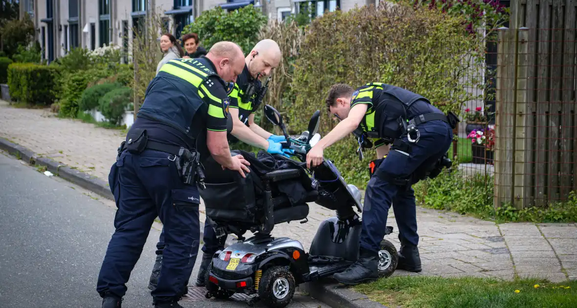 Te water geraakte scootmobiel door omstanders ontdekt - Foto 4
