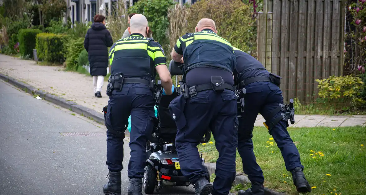 Te water geraakte scootmobiel door omstanders ontdekt - Foto 5