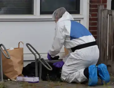 Groot politie onderzoek in woning na overlijden