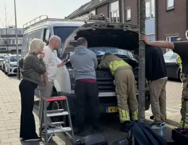 Kat in motorcompartiment, brandweer ingezet