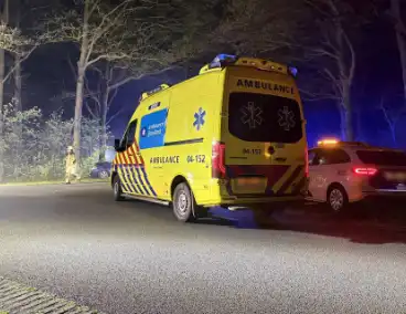 Auto botst tegen boom met gewonde