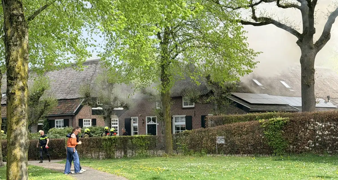 Uitslaande brand op woning met rietenkap