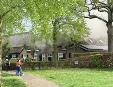 Uitslaande brand op woning met rietenkap