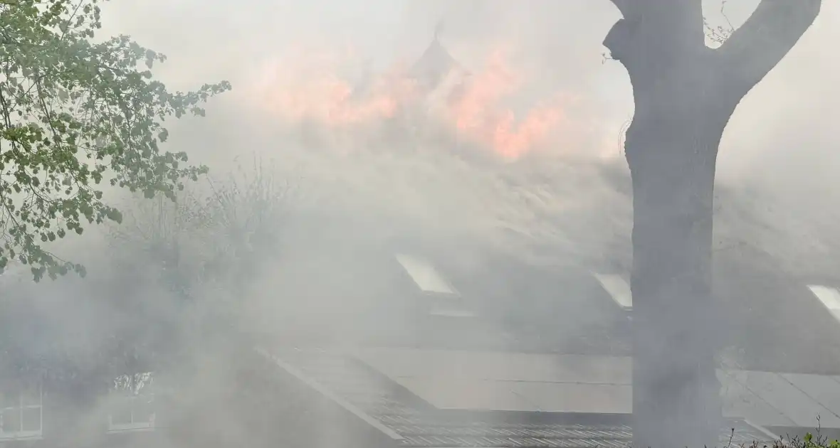 Uitslaande brand op woning met rietenkap - Foto 1