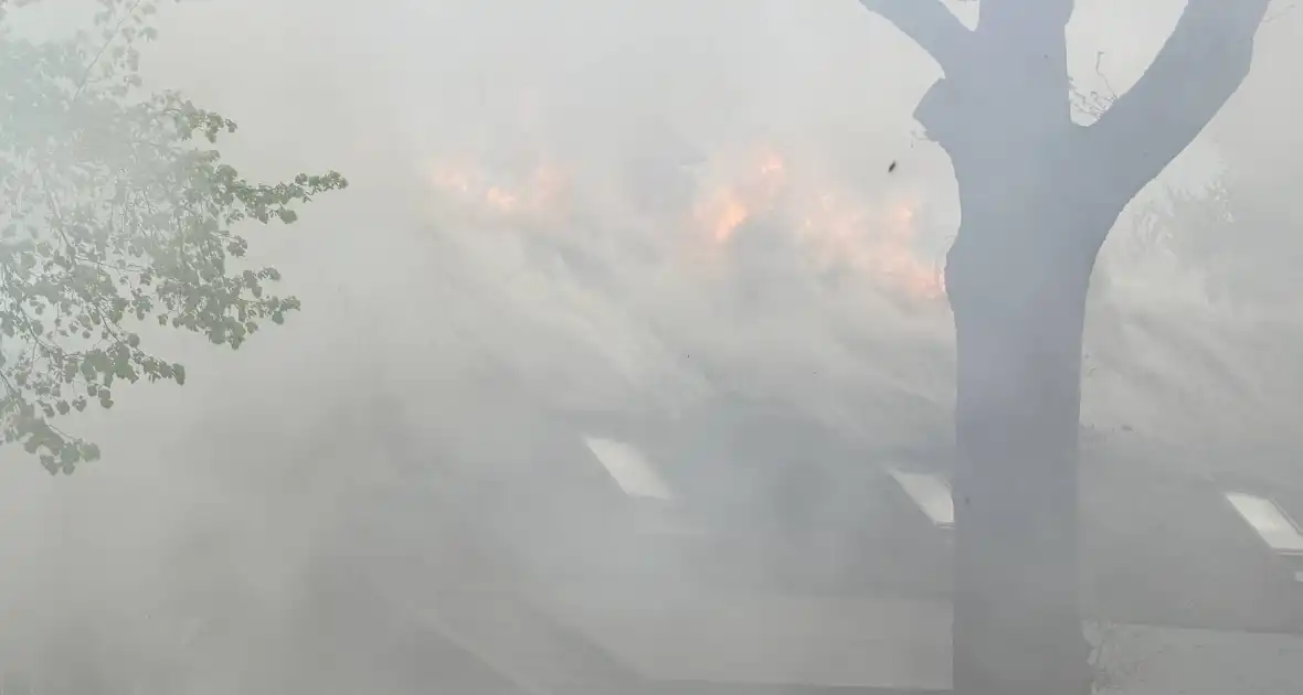 Uitslaande brand op woning met rietenkap - Foto 2