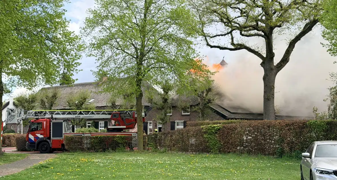 Uitslaande brand op woning met rietenkap - Foto 3