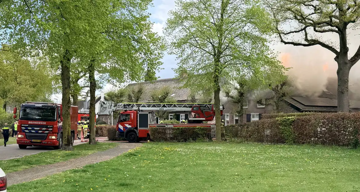 Uitslaande brand op woning met rietenkap - Foto 4