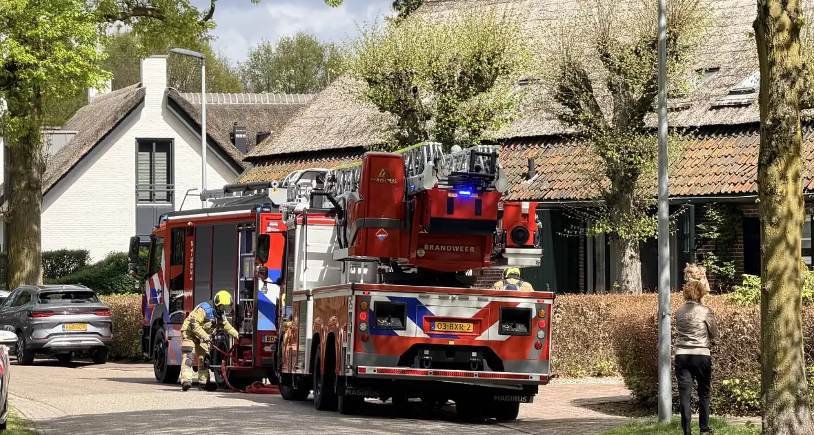 Uitslaande brand op woning met rietenkap - Foto 5