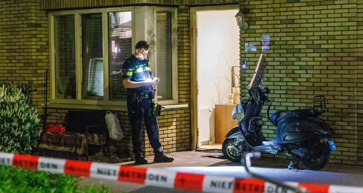 Explosief zorgt voor brand bij woning - Foto 5