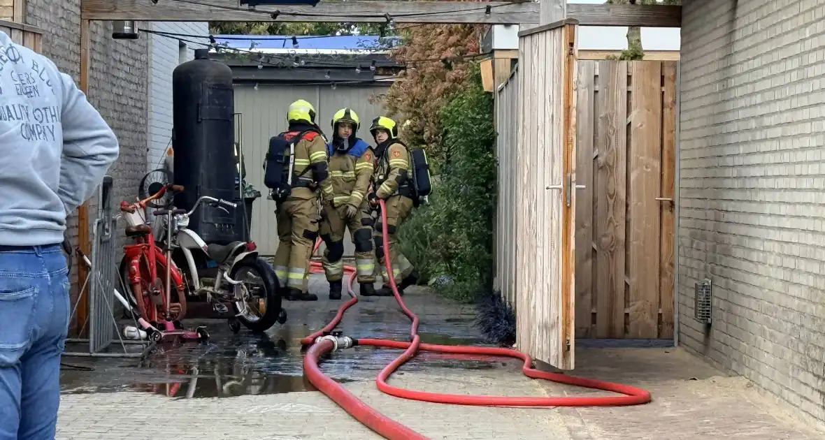 Buitenbrand slaat over naar schuurtje - Foto 5
