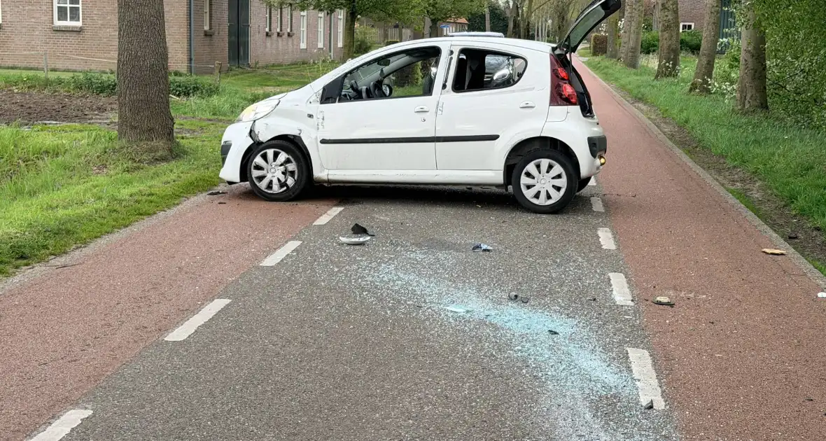 Auto botst tegen boom, bestuurder ongedeerd