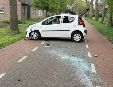 Auto botst tegen boom, bestuurder ongedeerd