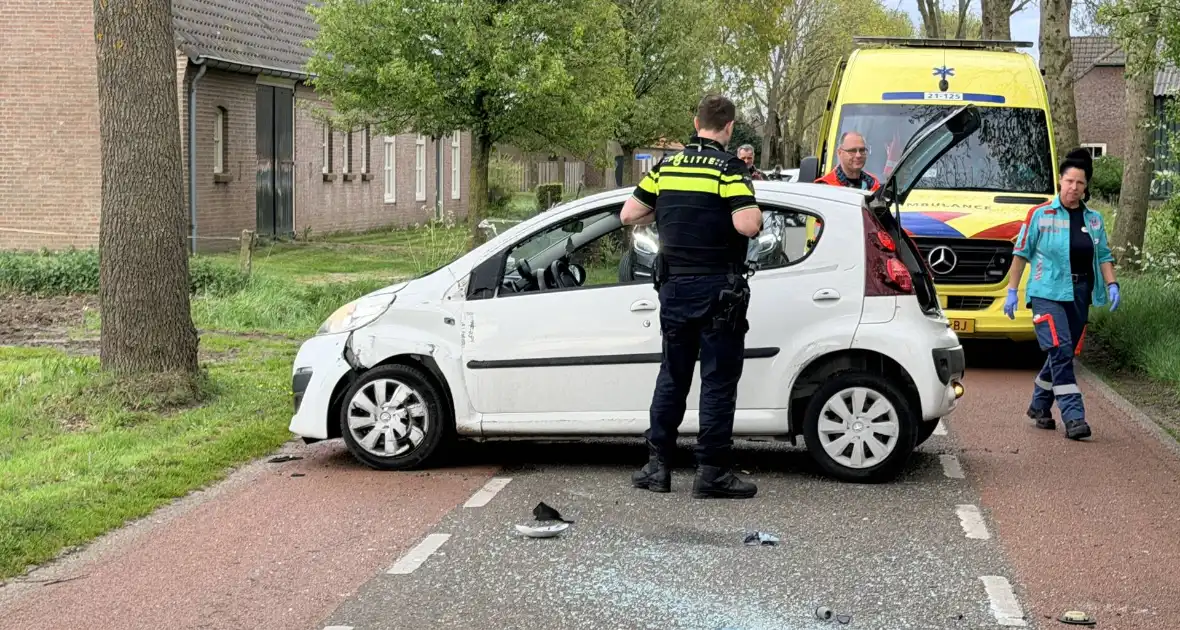 Auto botst tegen boom, bestuurder ongedeerd - Foto 3
