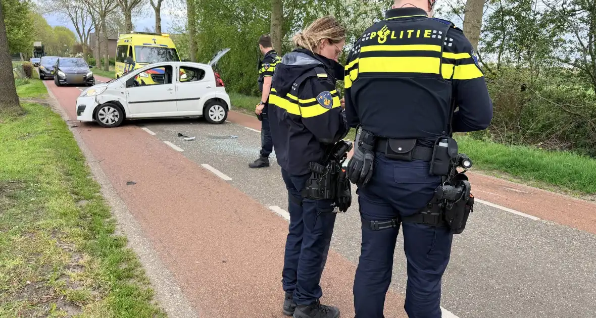 Auto botst tegen boom, bestuurder ongedeerd - Foto 4