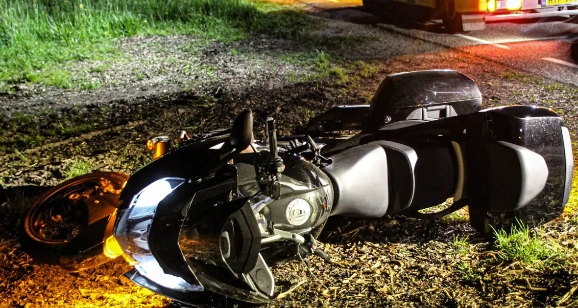 Motorrijder valt na botsing met zwaan