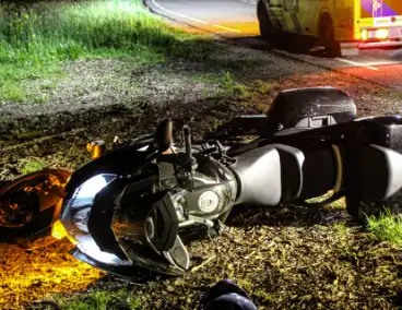 Motorrijder valt na botsing met zwaan