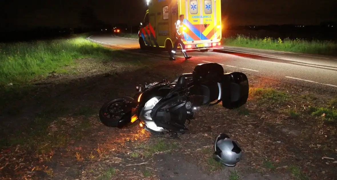 Motorrijder valt na botsing met zwaan - Foto 3