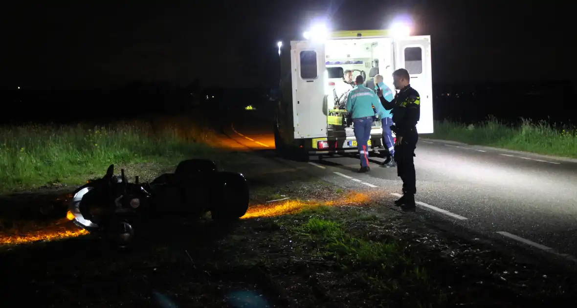 Motorrijder valt na botsing met zwaan - Foto 5