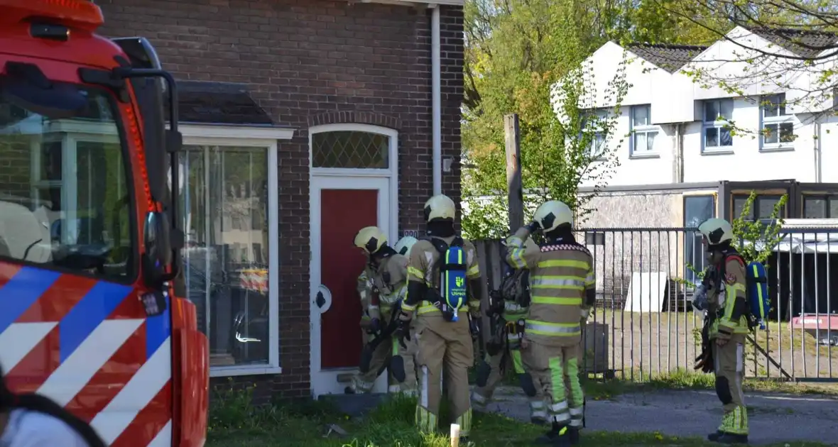 Deur geramd door brandweer bij gasincident - Foto 1