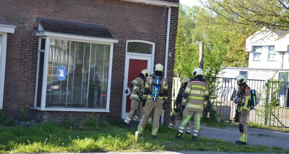 Deur geramd door brandweer bij gasincident - Foto 2