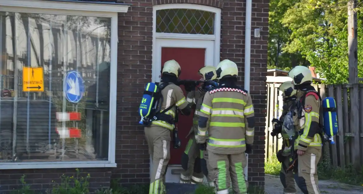 Deur geramd door brandweer bij gasincident - Foto 3
