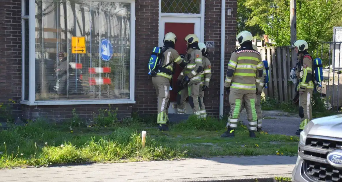 Deur geramd door brandweer bij gasincident - Foto 4