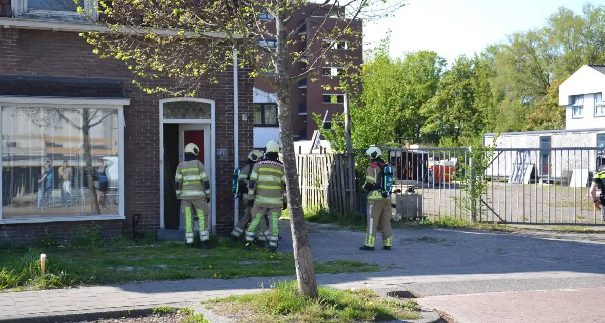 Deur geramd door brandweer bij gasincident - Foto 5