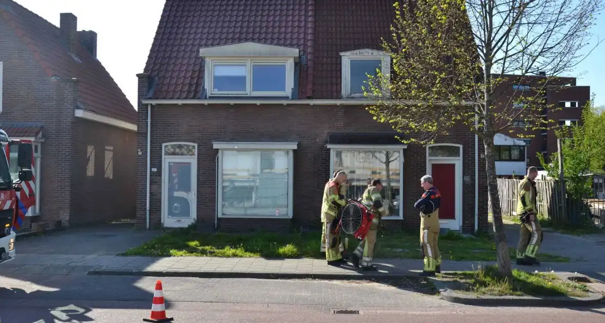 Deur geramd door brandweer bij gasincident - Foto 6