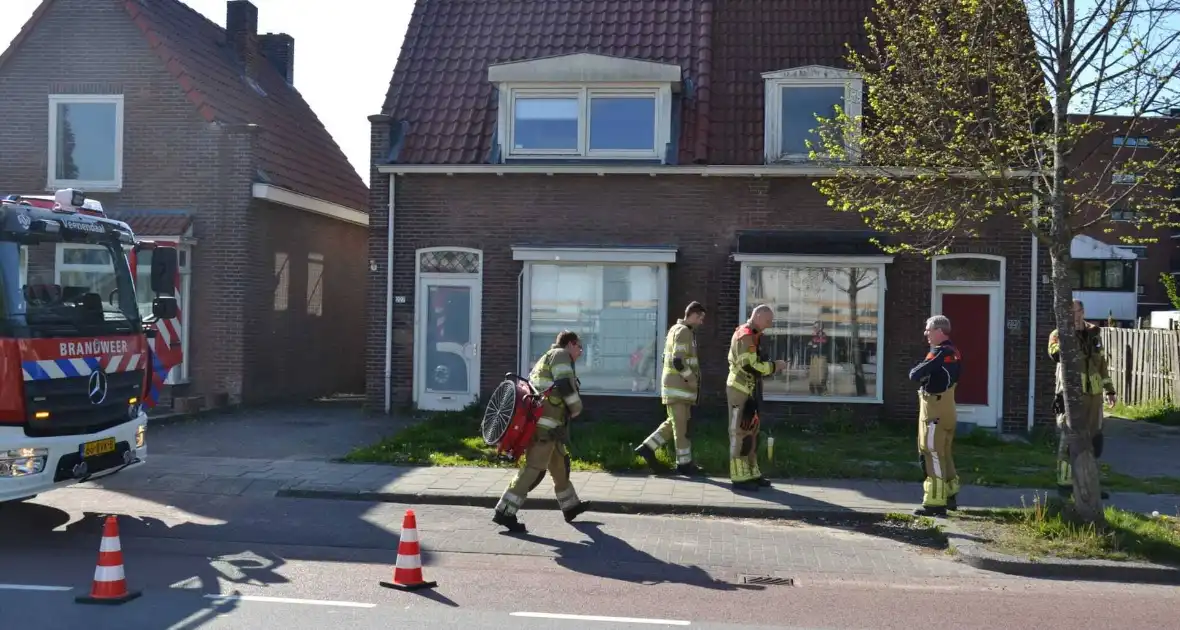 Deur geramd door brandweer bij gasincident - Foto 7
