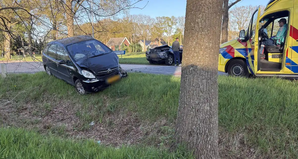 Twee voertuigen in aanrijding op drukke weg