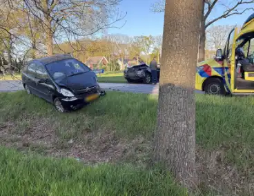 Twee voertuigen in aanrijding op drukke weg