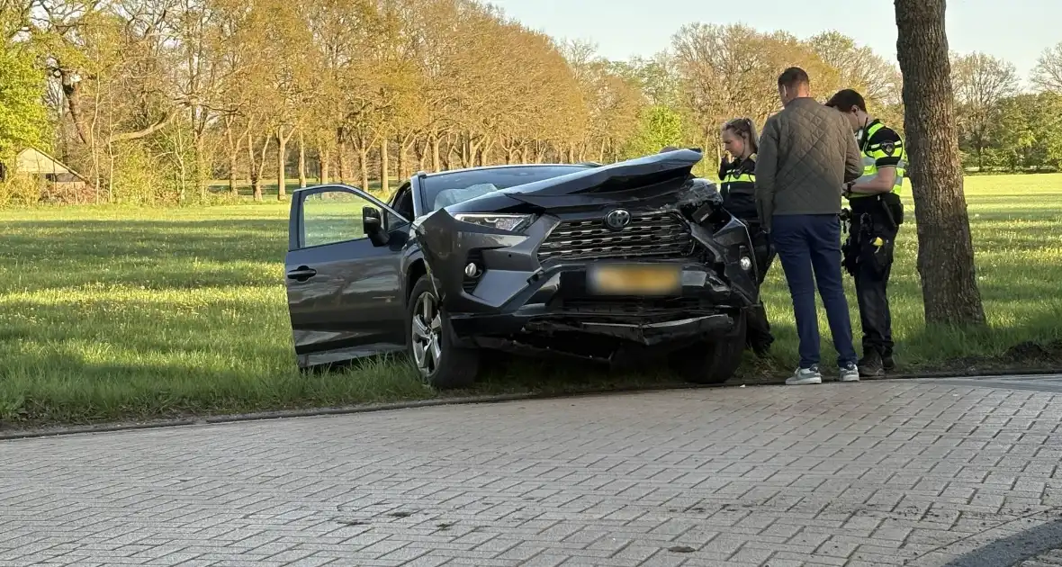 Twee voertuigen in aanrijding op drukke weg - Foto 1