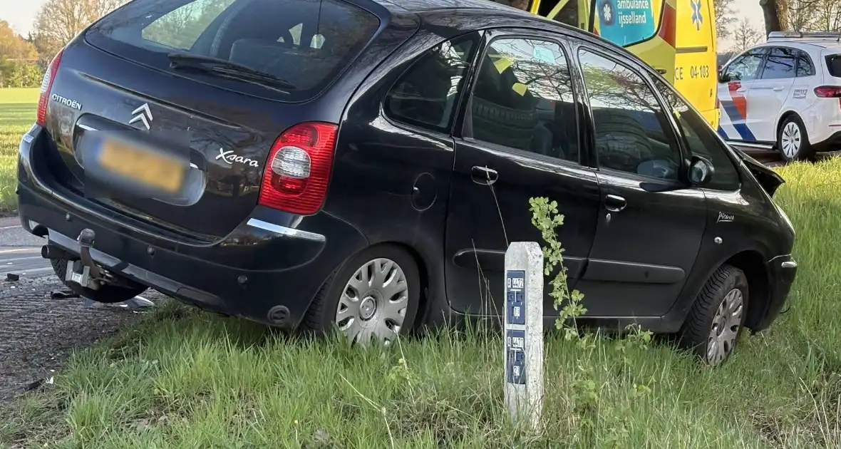 Twee voertuigen in aanrijding op drukke weg - Foto 2