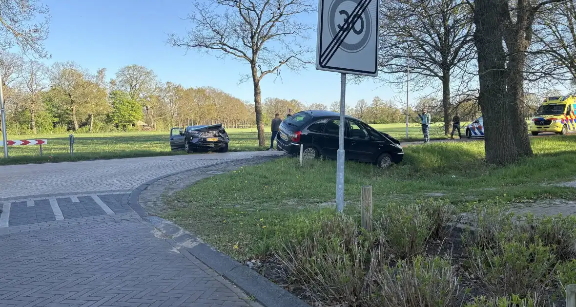Twee voertuigen in aanrijding op drukke weg - Foto 3