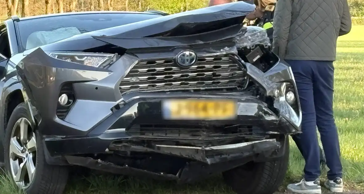 Twee voertuigen in aanrijding op drukke weg - Foto 4