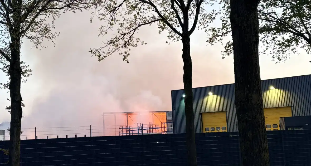 Grote buitenbrand vergt langdurige brandweerinzet
