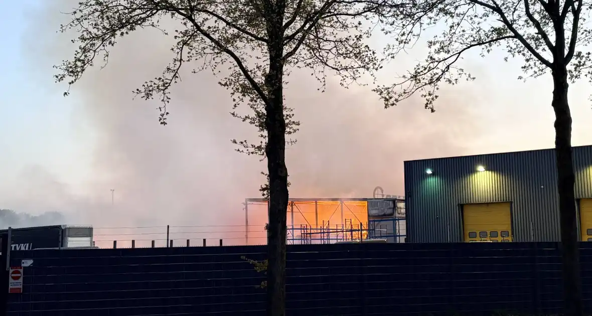 Grote buitenbrand vergt langdurige brandweerinzet - Foto 2