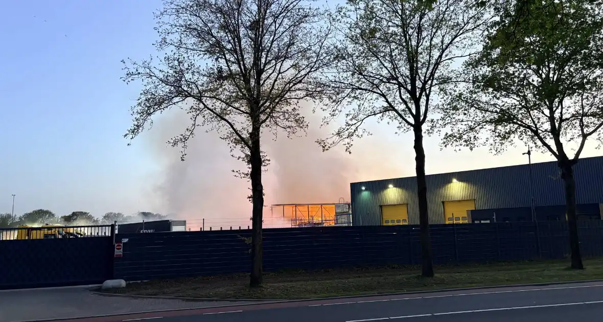 Grote buitenbrand vergt langdurige brandweerinzet - Foto 3